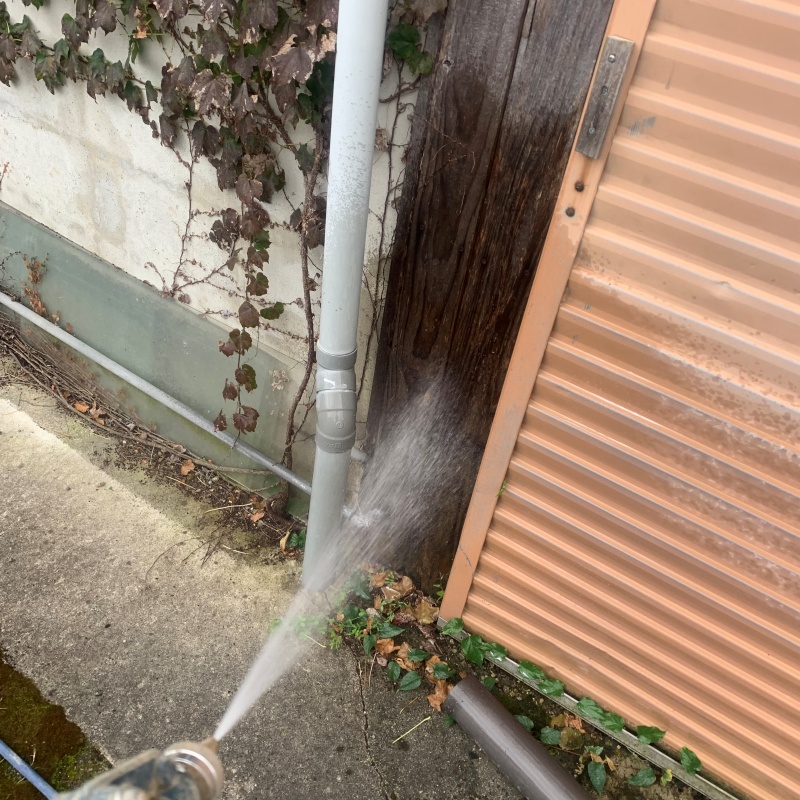 シャッター付近の木枠にシロアリ駆除剤を散布