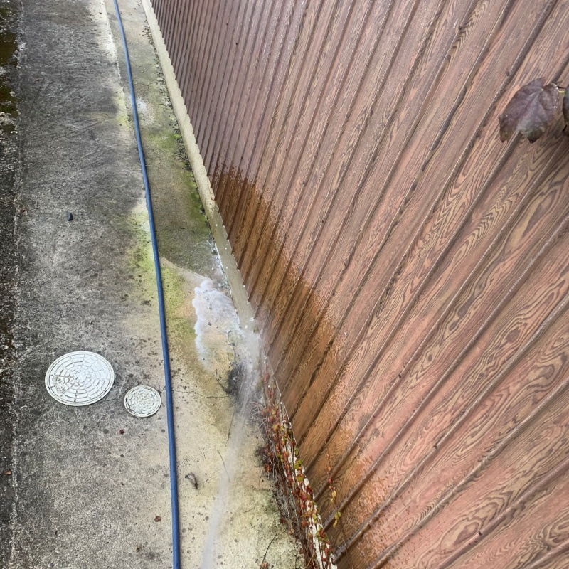 建物の外壁にシロアリ駆除剤を散布