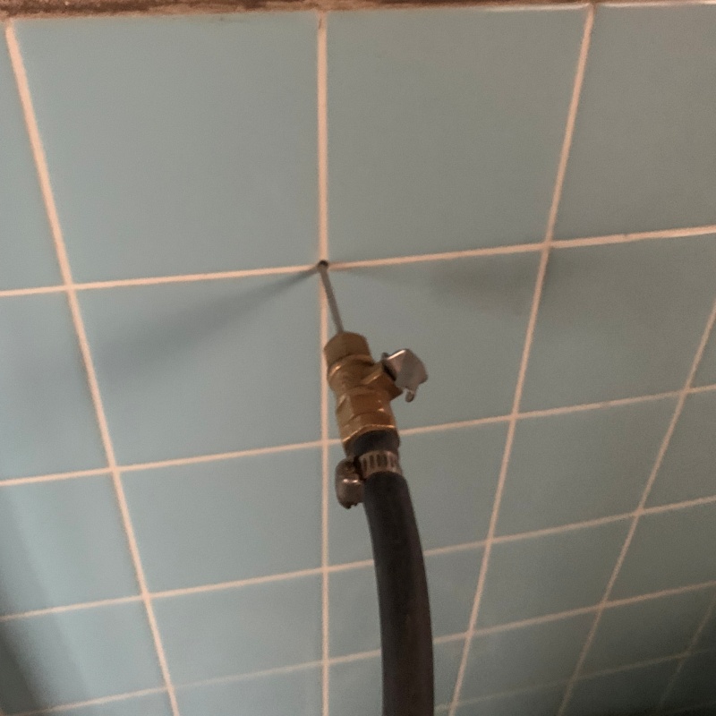 浴室のタイルの目地にシロアリ駆除剤を注入