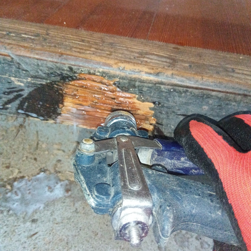 傷んだ木材に穴を開けてシロアリ駆除剤を注入