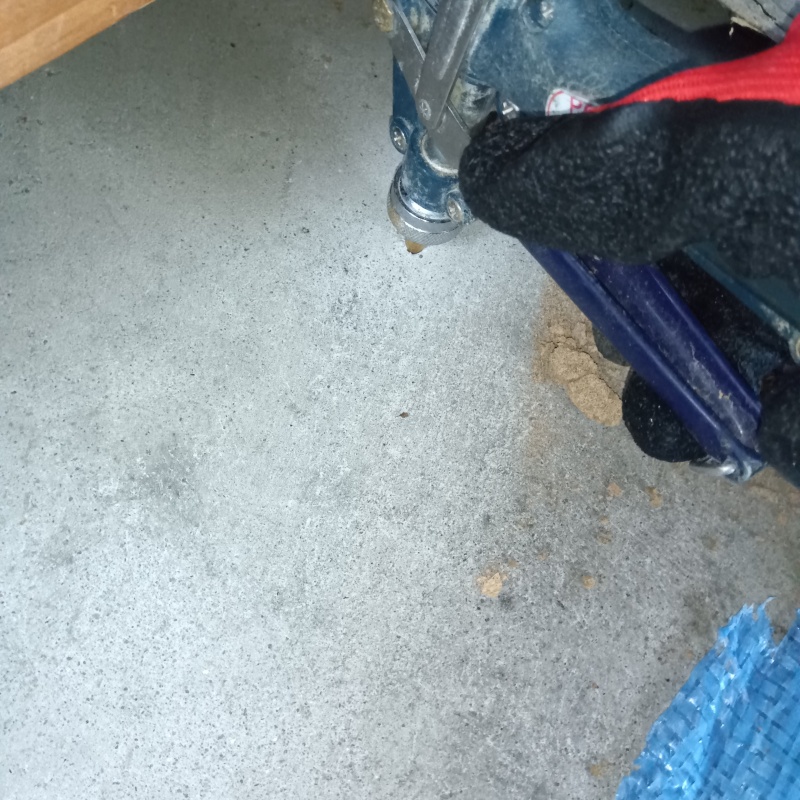コンクリートに穴を開けてシロアリ駆除剤を注入