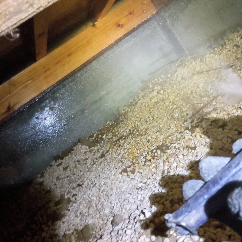 床下の基礎にシロアリ駆除剤を散布