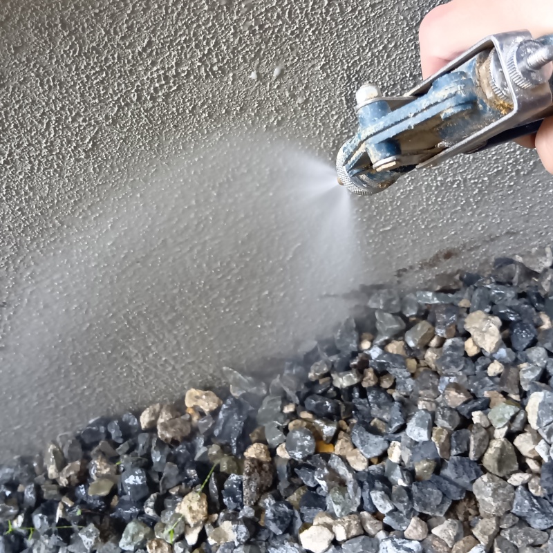 建物外周の土壌に防蟻剤を散布