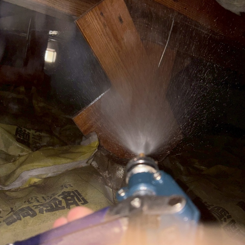 床下の木材にシロアリ駆除剤を散布