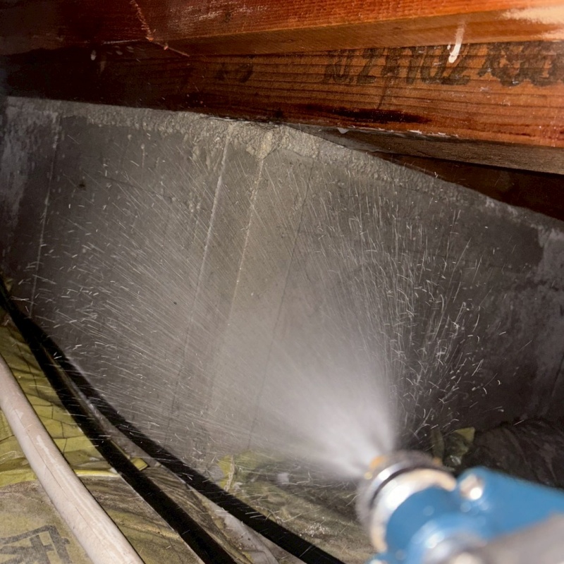 床下の基礎部分にシロアリ駆除剤を散布