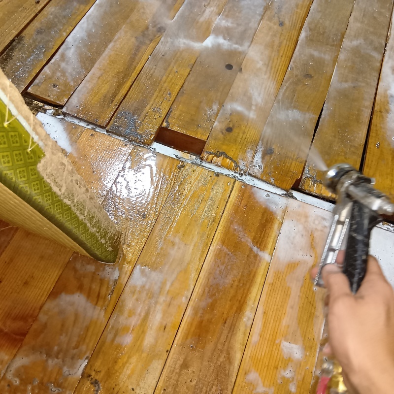床板にシロアリ駆除剤を散布