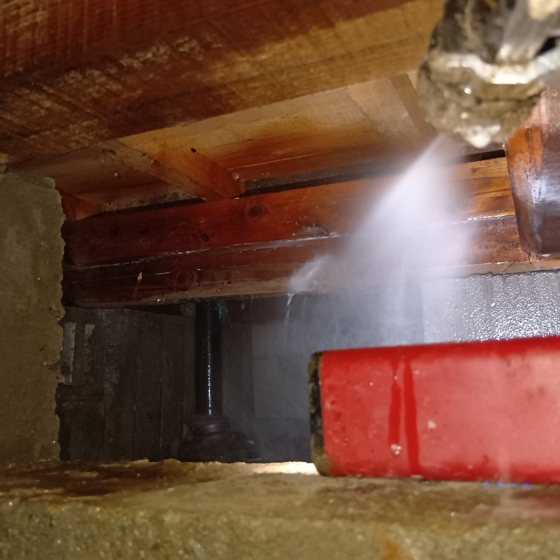 床下の基礎にシロアリ駆除剤を散布