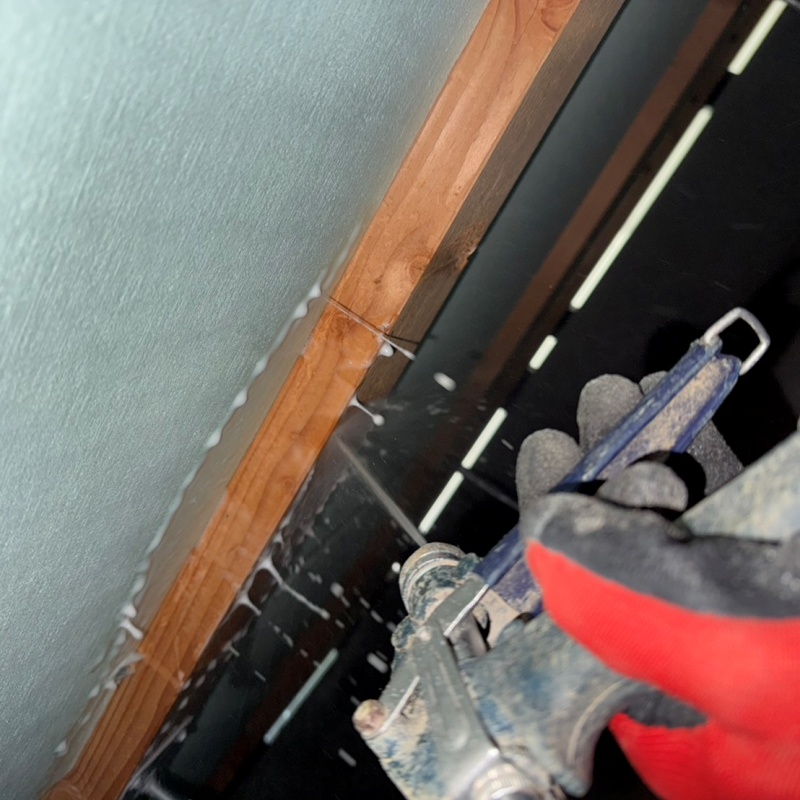 床下の木材に防蟻剤を散布