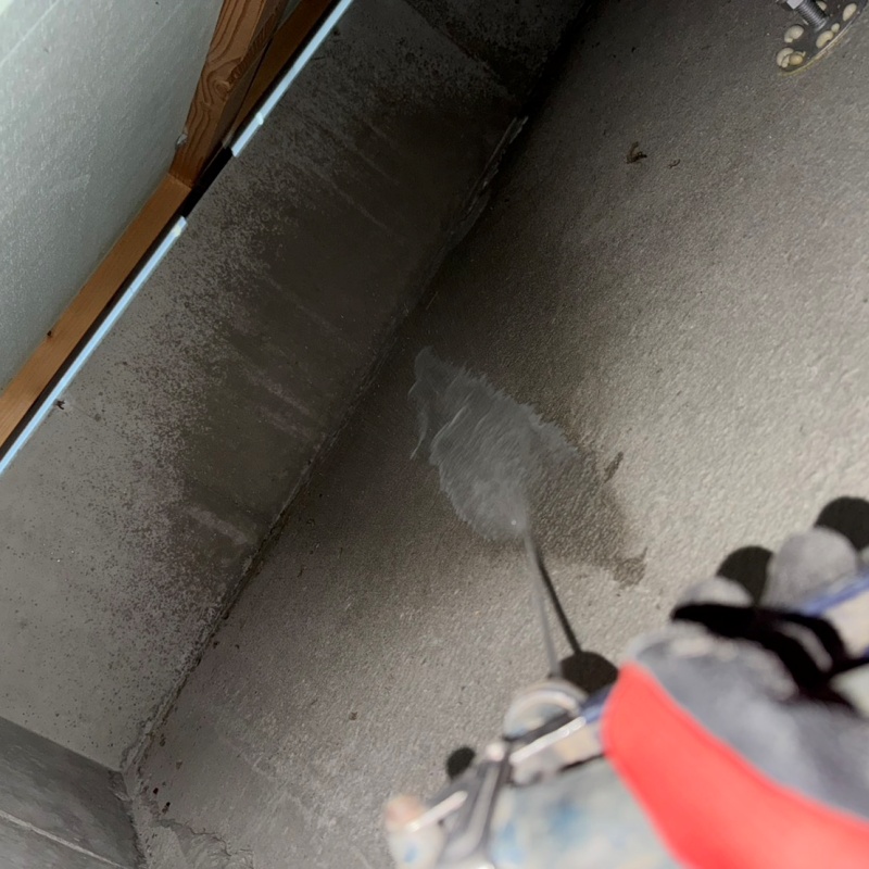 床下の基礎に防蟻剤を散布