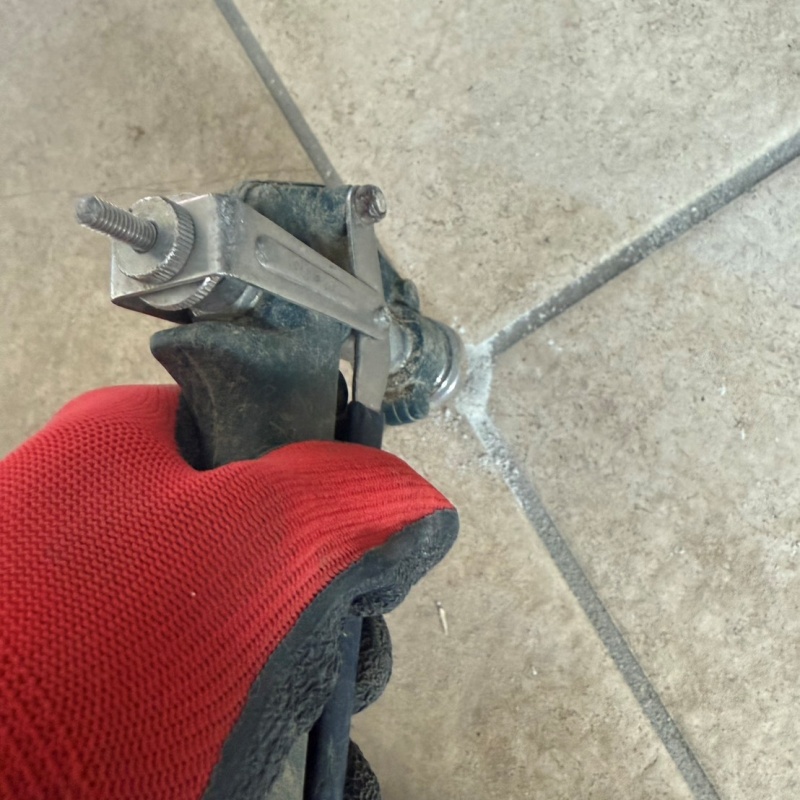 目地から防蟻剤を注入している様子