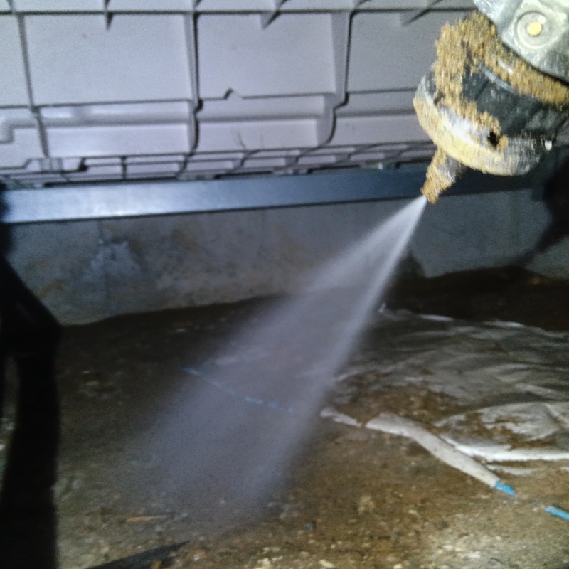 床下の土壌にシロアリ駆除剤を散布