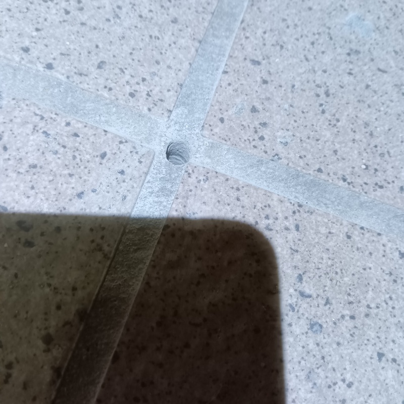 薬剤を注入するための穴を開けている様子