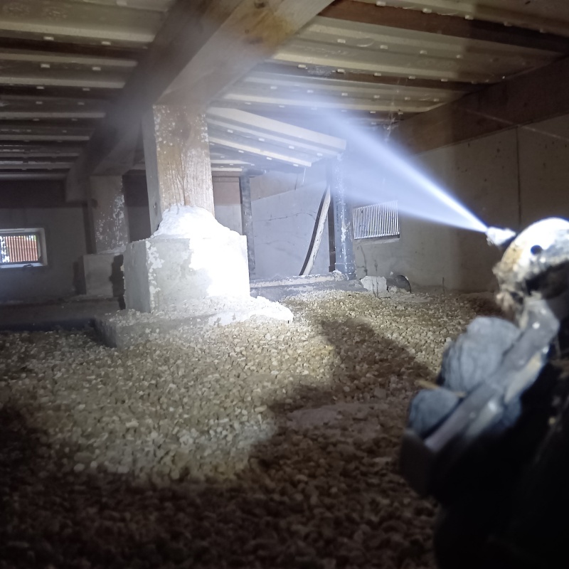 床下木材にシロアリ駆除剤を散布