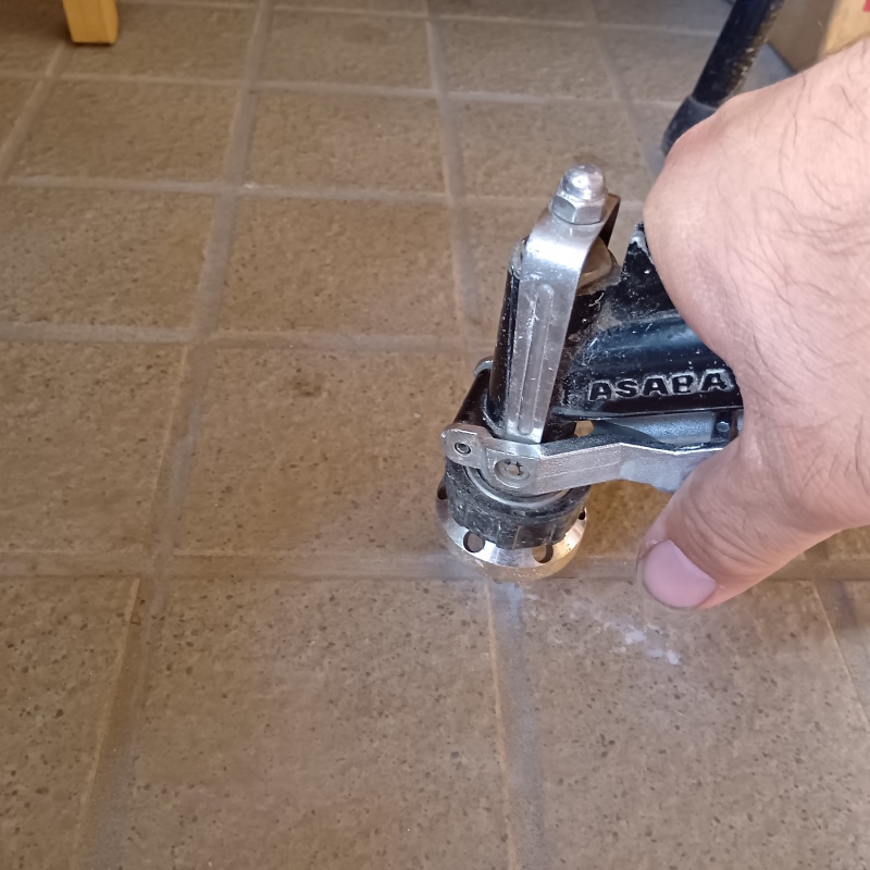 目地から薬剤を注入