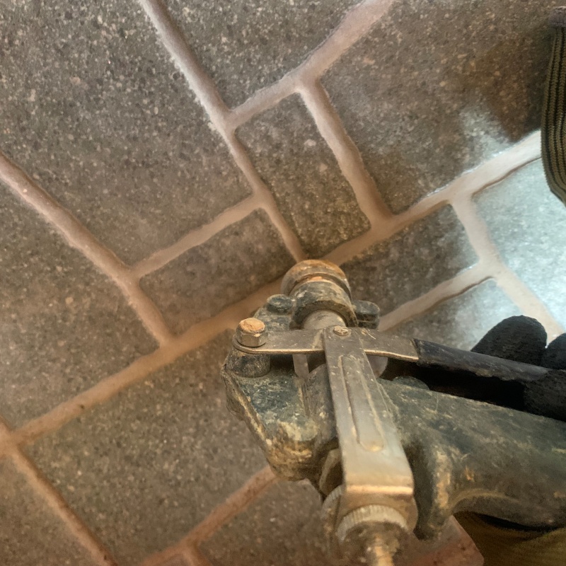 目地に穴を開けて薬剤を注入