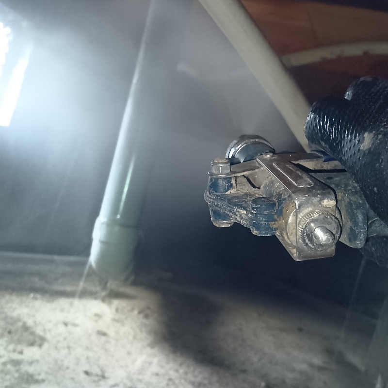 床下のコンクリートにシロアリ駆除剤を散布