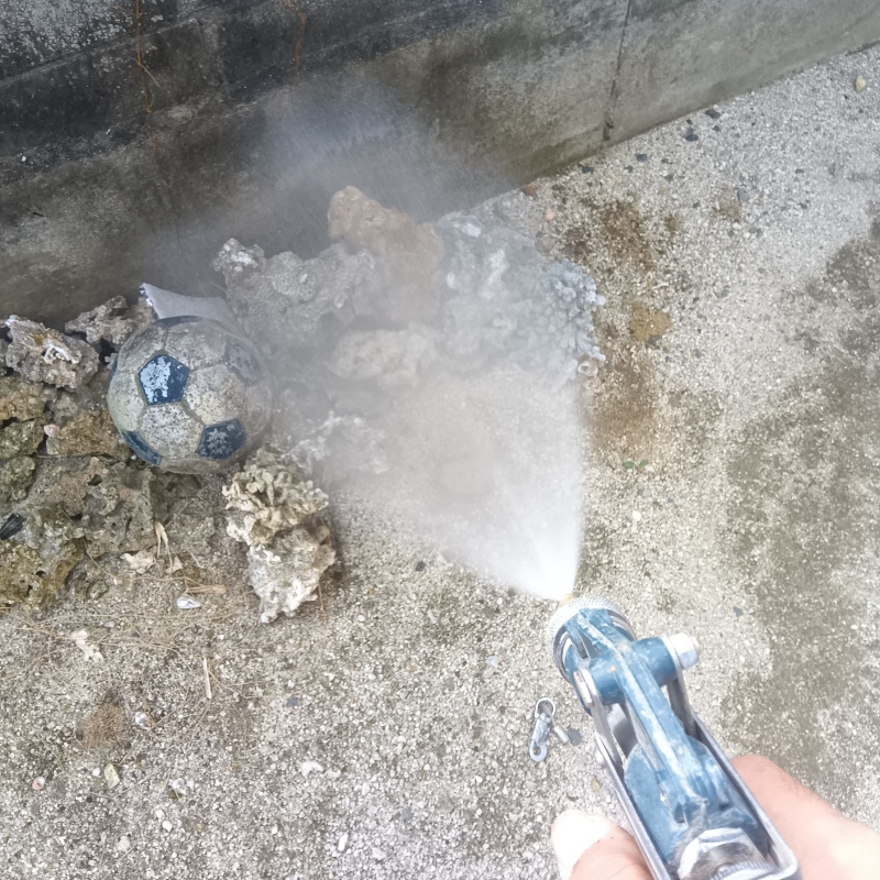 建物外周にシロアリ駆除剤を吹きつけている様子