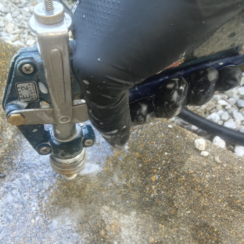 コンクリートに穴を開けてシロアリ駆除剤を注入