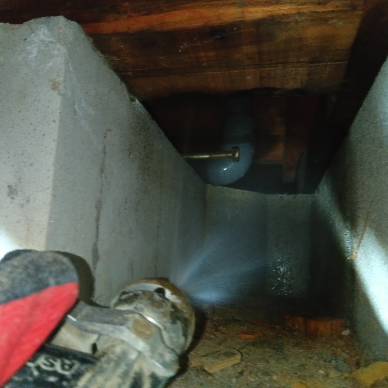 コンクリート・地面にシロアリ駆除剤を散布