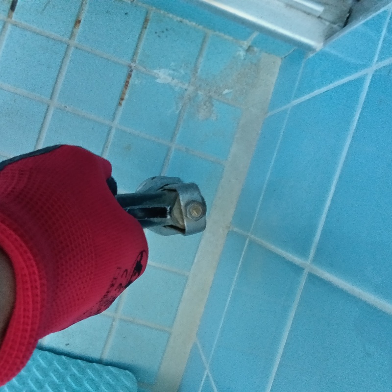 浴室のタイルの目地からシロアリ駆除剤を注入