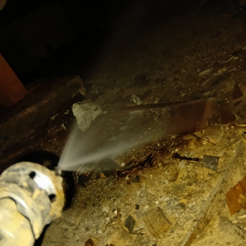 床下の地面にシロアリ駆除剤を散布