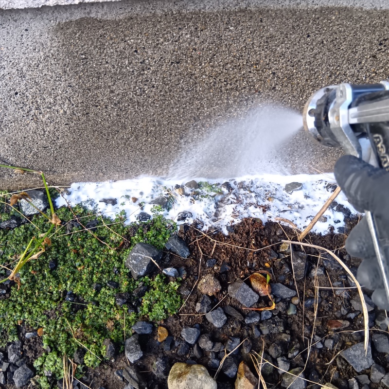 建物外周にシロアリ駆除剤を散布