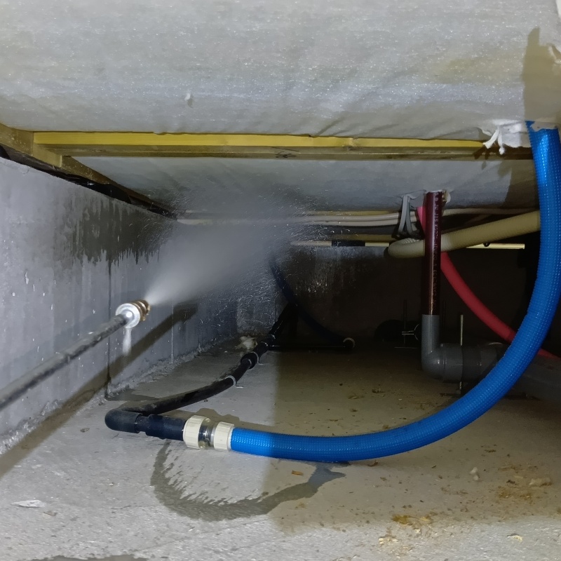 天井付近に防蟻剤を散布