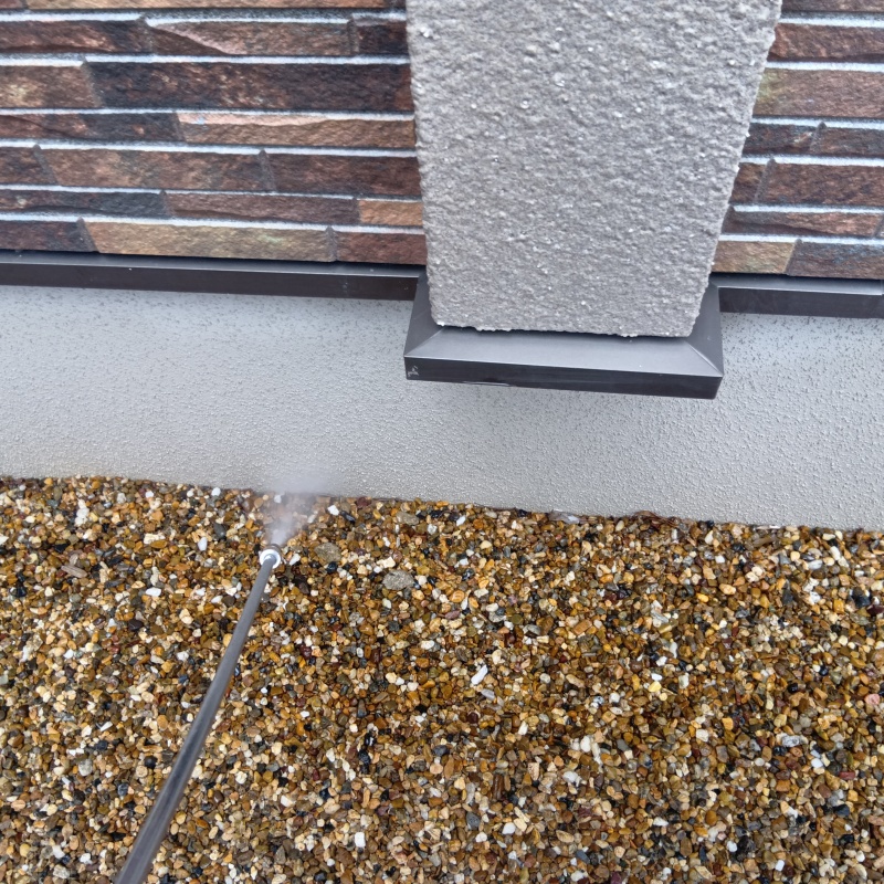 建物外周に防蟻剤を吹きつけている様子