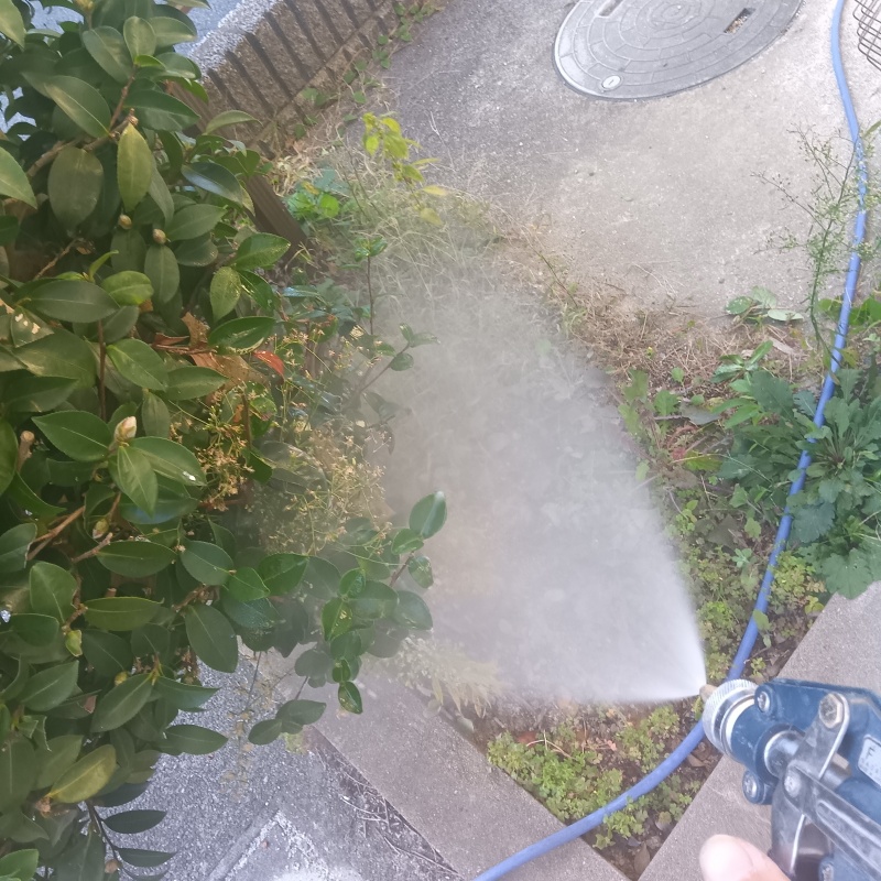 建物外周にシロアリ駆除剤を散布
