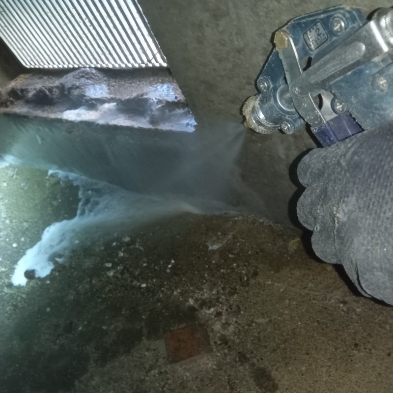 床下換気口まわりにシロアリ駆除剤を散布