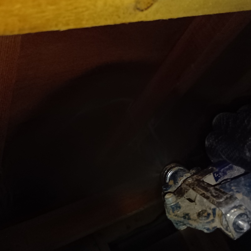 床下の木材に防蟻剤を散布