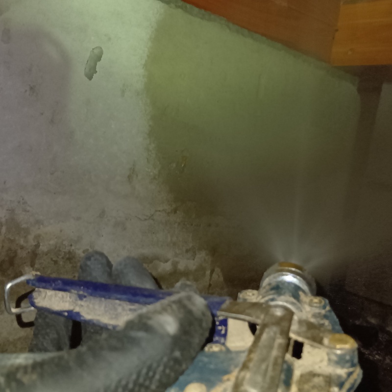 基礎コンクリートに防蟻剤を散布