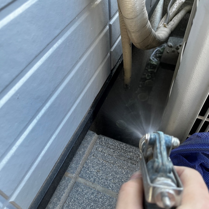 室外機裏にシロアリ駆除剤を散布