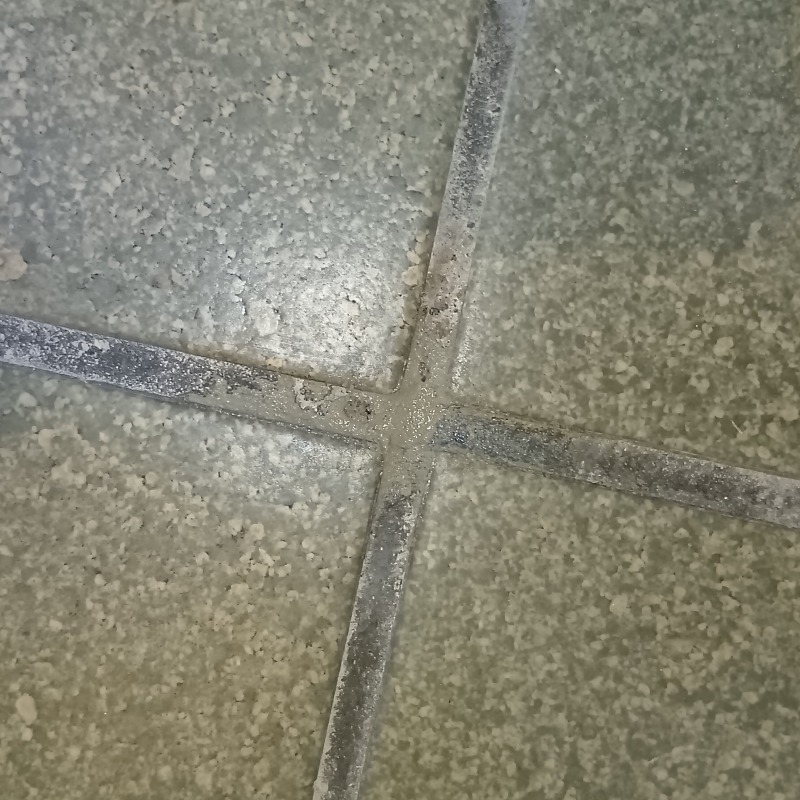 開けた穴を補修している様子