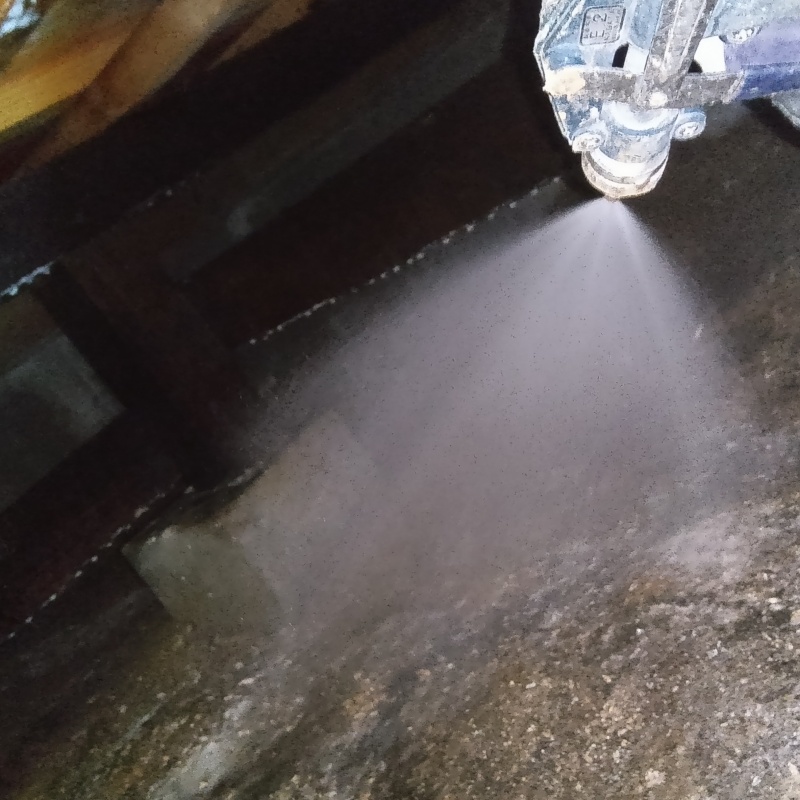 床下の土壌にシロアリ駆除剤を散布