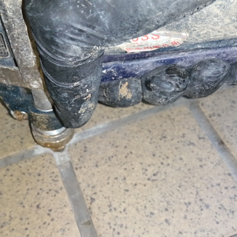 床に穴を開けてシロアリ駆除剤を注入
