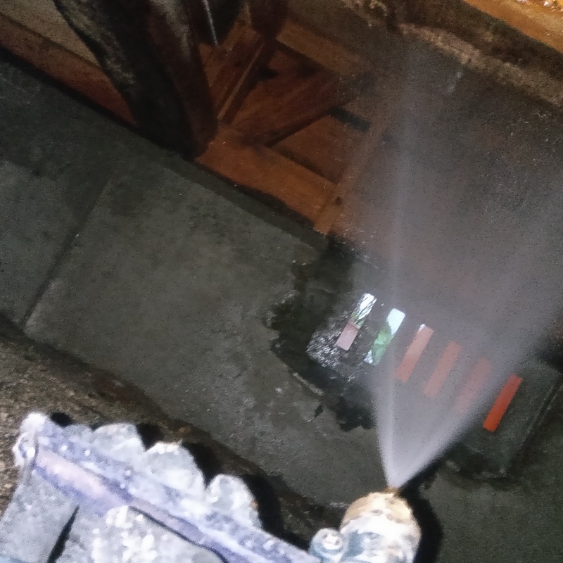 床下の木材にシロアリ駆除剤を散布