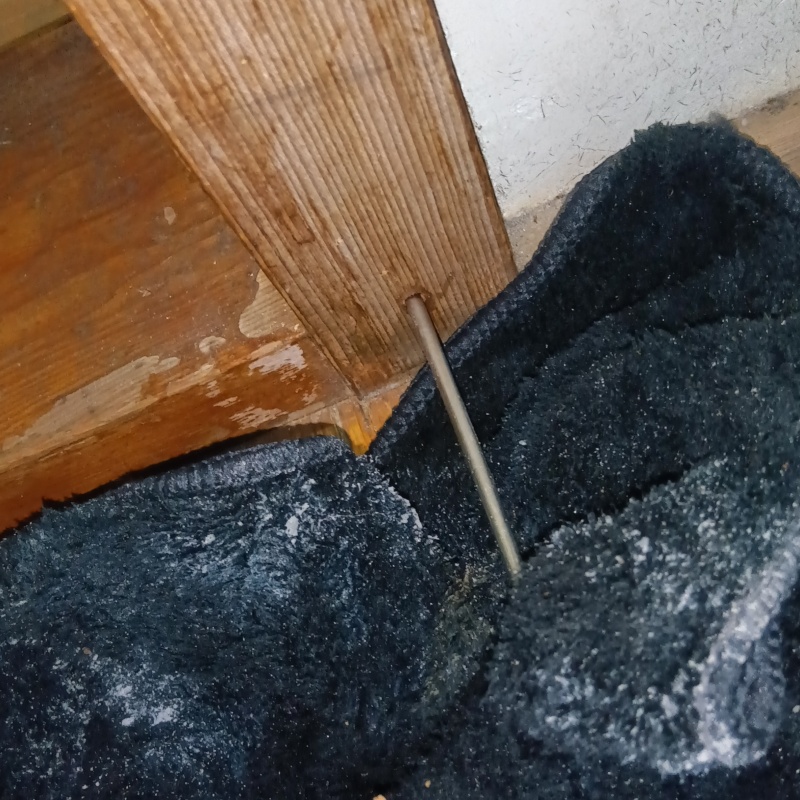 柱に穴を開けてシロアリ駆除剤を注入