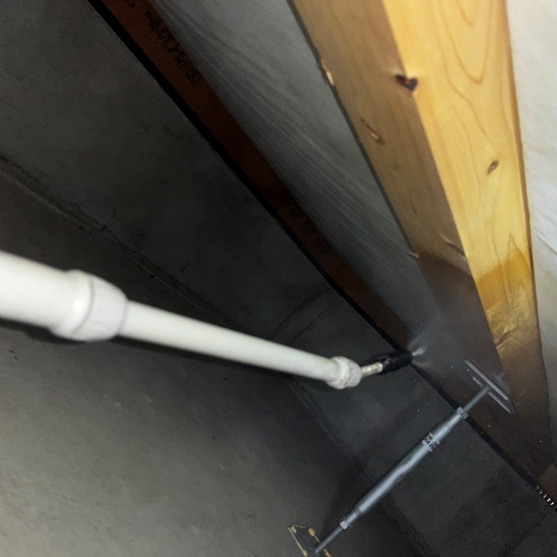 鋼製の床束と木材が接する部分に防蟻剤を散布