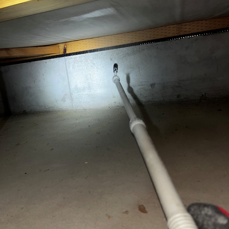 床下基礎に防蟻剤を散布