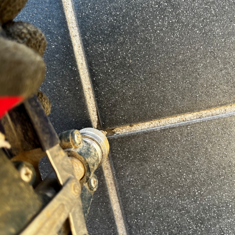 玄関床のタイルの目地に穴を開けて防蟻剤を注入