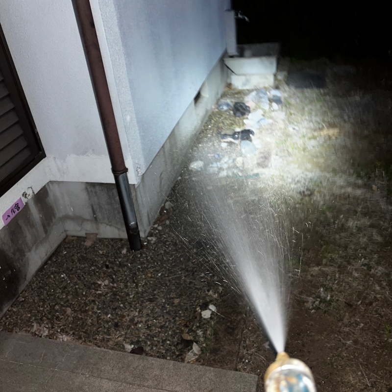 屋外の土壌に防蟻剤を散布