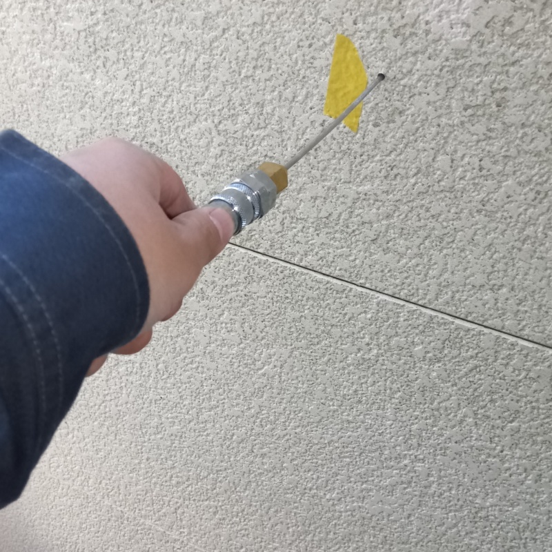 壁に穴を開けて防蟻剤を注入