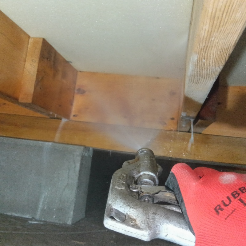 床下の木材・断熱材に防蟻剤を散布