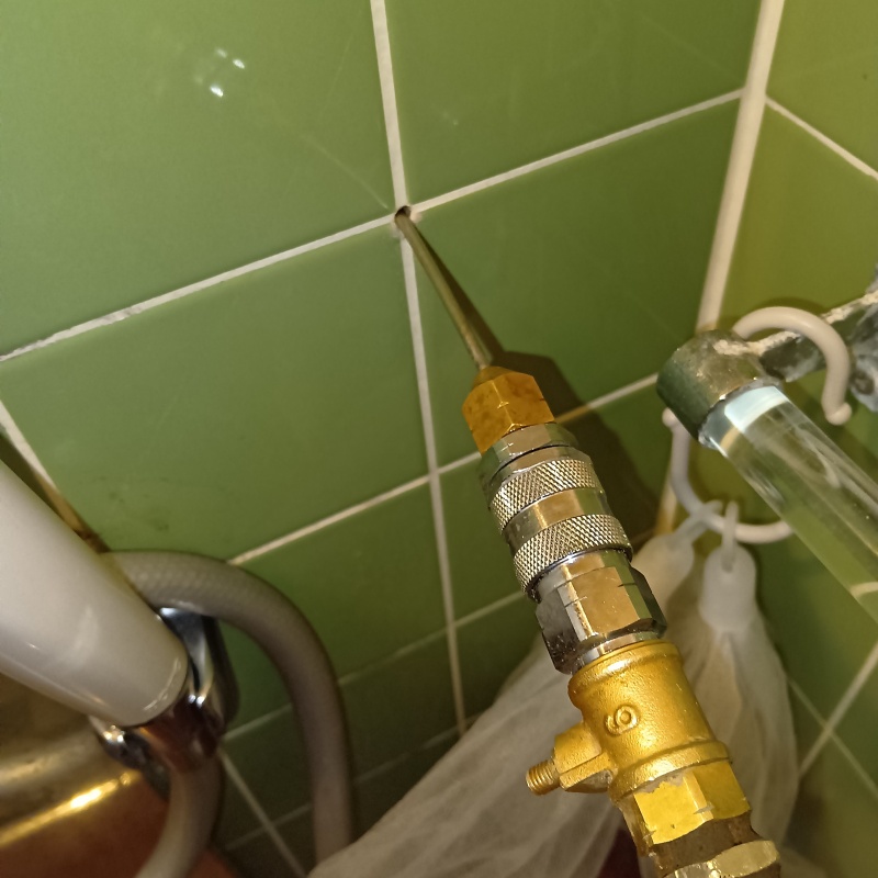 玄関の床に穴を開けてシロアリ駆除剤を注入