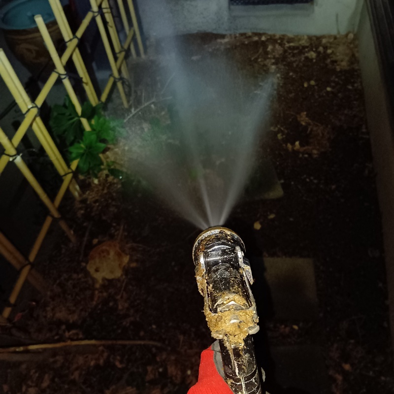 屋外の土壌にシロアリ駆除剤を散布