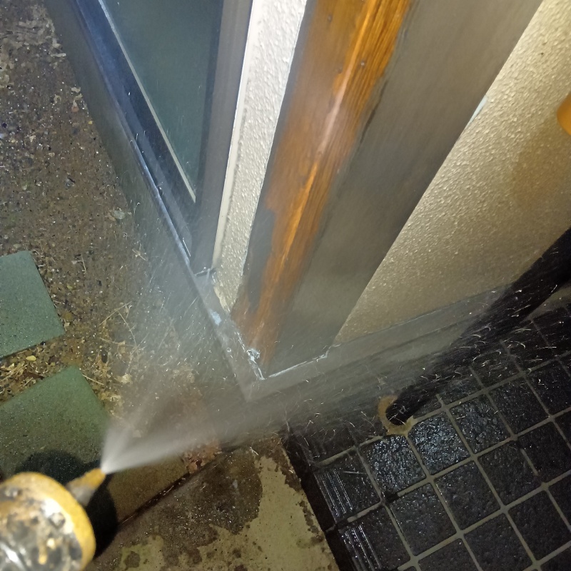 建物外周にシロアリ駆除剤を散布