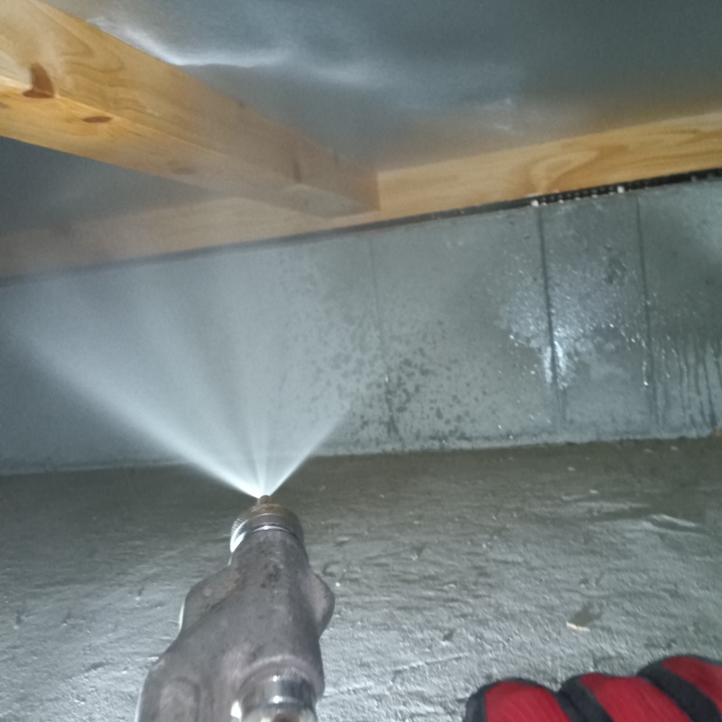 床下木材に防蟻剤を散布する様子