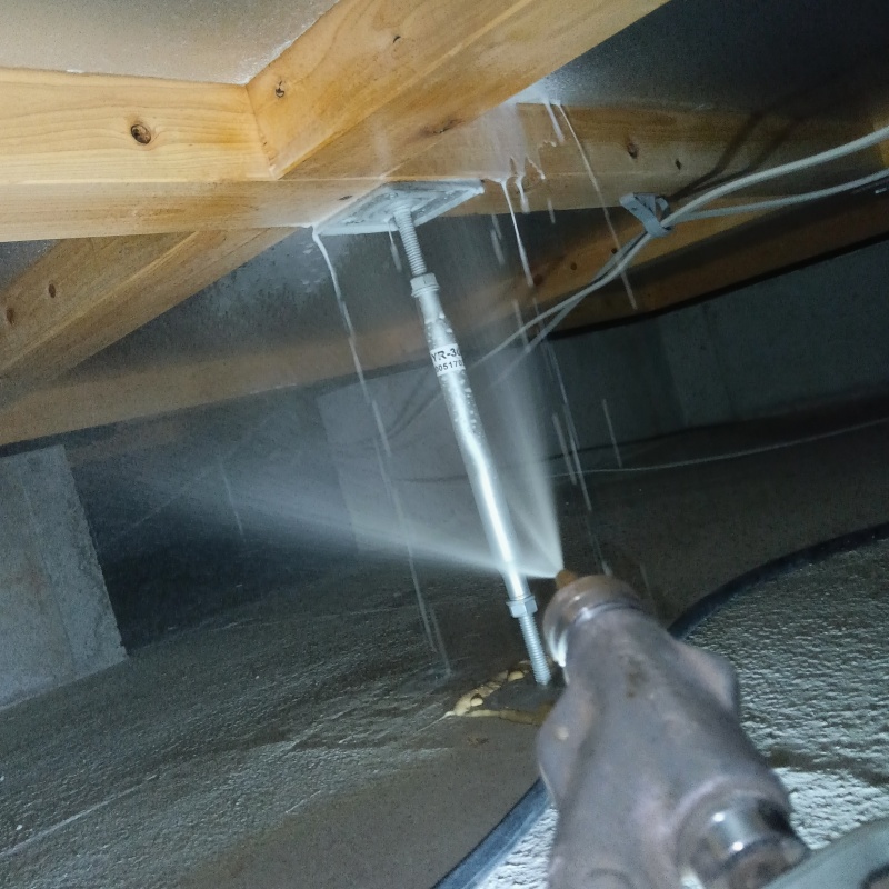 鋼製の床束と木材が接する部分に防蟻剤を散布