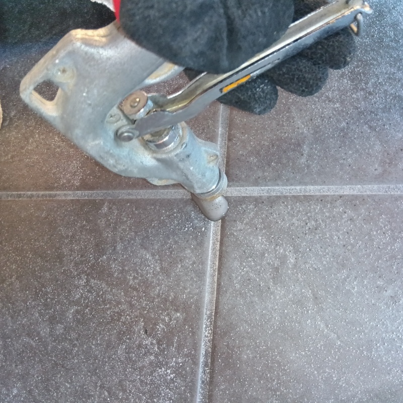 玄関床のタイルの目地に穴を開けて防蟻剤を注入